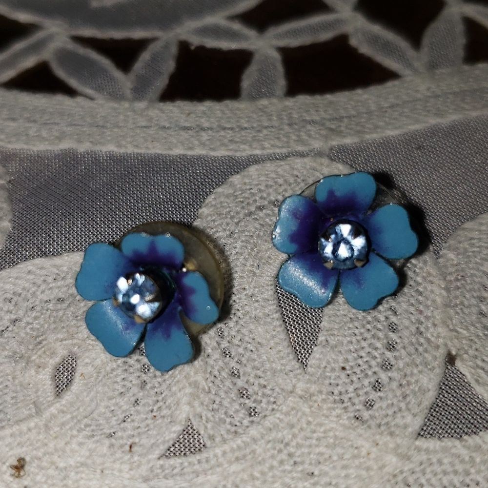 VNTG Aquamarine Blue Floral Gold Studded Earrings